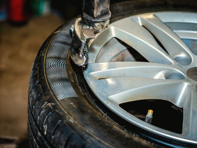 Alloy wheel on the tyre changer